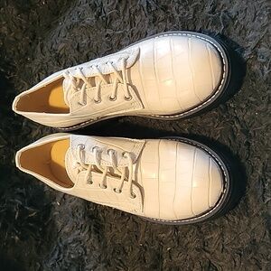 Kaelie cream round toe lace up platform shoe Size 6